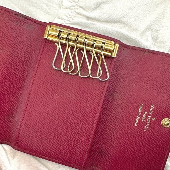 AUTHENTIC Louis Vuitton key holder. Monogram pattern. Magenta interior. - Picture 13 of 15